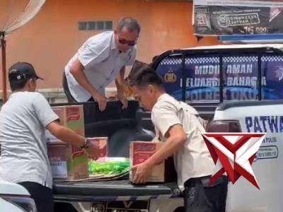 POLRES OKU SELATAN MEMBERIKAN BANTUAN KEPADA KORBAN KEBAKARAN