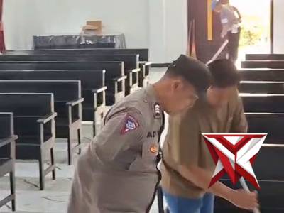 Giat pembersihan gereja - PoliceTube