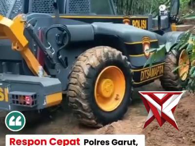 Sigap Tangani Longsor, Polsek Limbangan Bersama Tim Gabungan Buka Akses Jalan Garut&ndash;Sumedang