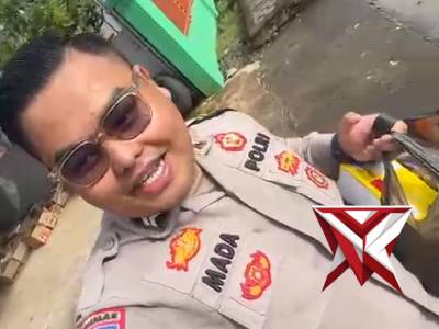 Serunya Main Bola Bareng Pak Bhabin: Belajar Sportivitas dan Kerja Sama Tim.