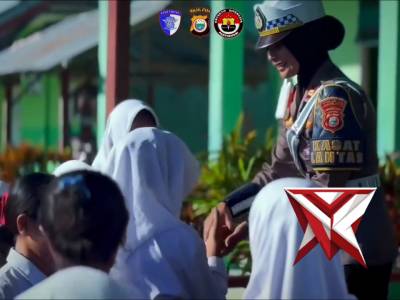 JADI IRUP DI SEKOLAH KASAT LANTAS HALTENG HIMBAU PELAJAR TERTIB BERLALU LINTAS - PoliceTube