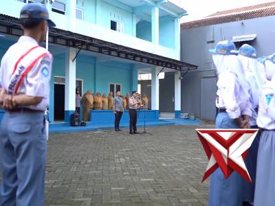Kapolresta Banyumas Memimpin Upacara di SMA / SMK di Wilayah Kabupaten Banyumas. - PoliceTube