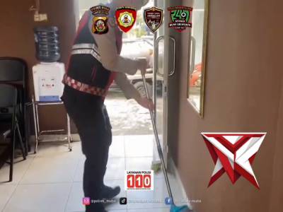 MENJAGA KEBERSIHAN. SM11