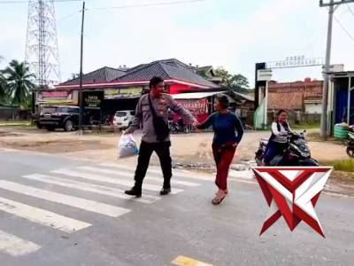 PERSONIL POLSEK TUNGKAL JAYA MEMBANTU MASYARAKAT YANG MEMILIKI KETERBATASAN FISIK