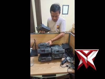 Melakukan pengecekan alat komunikasi