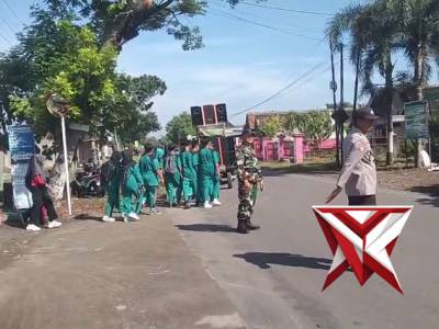 Petugas Polsek Kartoharjo laksanakan Pamturlalin giat Jalan Santai HUT ke 21 SMKN I Kartoharjo