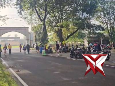 MASYARAKAT BEROLAHRAGA DI KOMPLEK PAAKRI - PoliceTube
