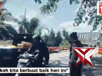 Humanis Sesuai Arahan Kapolda Sumsel,  Unit Patroli Polsek Ma Beliti Polres Musi Rawas Bantu Lansia