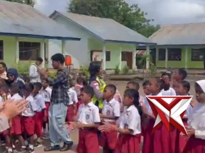 Senyum Bahagia Anak Sekolah