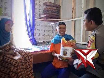 Bhabinkamtibmas Desa Harumandala Salurkan Bansos Beras kepada Ibu Iteng