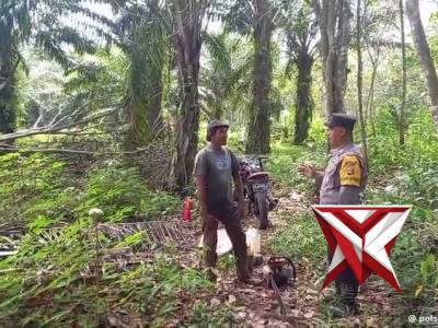 Personel Bhabinkamtibmas Poslek Stl Ulu Terawas memberikan himbauan Kamtibmas