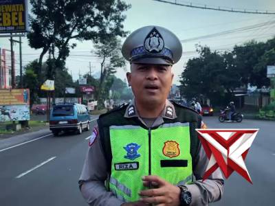 Pelayanan masyarakat dalam bentuk giat Pengaturan Arus Lalin Pagi hari dan Aiptu Riza Live Report