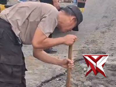 (07) anggota Polsek BTS ulu polres Musi Rawas memberikan polisline ditempat yang rawanlaka