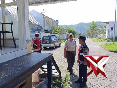 Anggota Unit Sabhara Polsek Lawang Laksanakan kegiatan rutin patroli dialogis siang hari di Lawang - PoliceTube