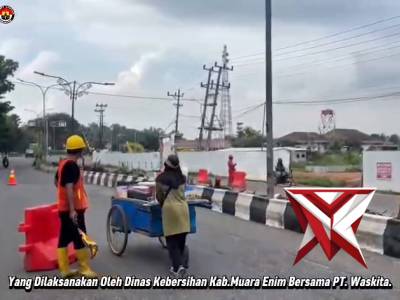 Pengaturan lalu lintas oleh personel Satlantas Polres Muara Enim Pengaturan lalulintas ini dilaksan - PoliceTube