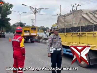 Pengaturan lalu lintas oleh personel Satlantas Polres Muara Enim Pengaturan lalulintas ini dilaksan - PoliceTube