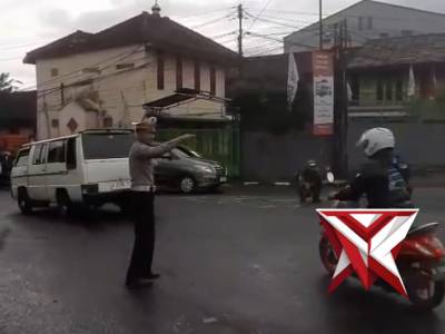 Personel Polsek Pangalengan melaksanakan kegiatan pengaturan lalu lintas di sejumlah titik rawan