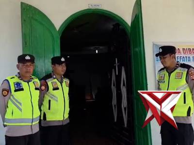 Anggota polsek belitang 2 melaksanakan pam gereja