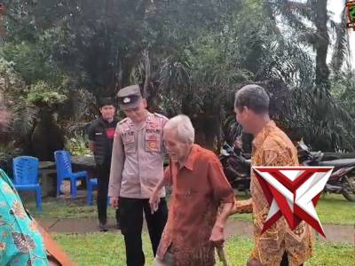 *title* Aksi Humanis Personel Polres Musi Rawas Bantu Warga Sepuh Beribadah di Gereja - PoliceTube