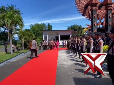Kapolda NTT Disambut dengan tarian adat Wanda Pala saat kunker di Polres Ende