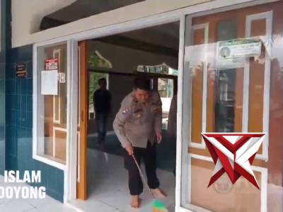 Ramadan PRIMA, Polisi Sukabumi Bersih-bersih Masjid Agung