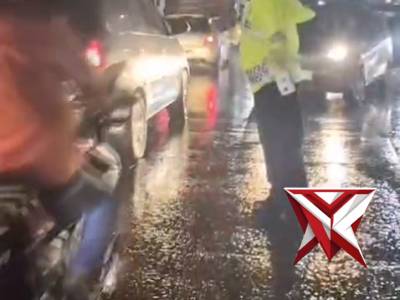 Polsek Bojongsoang melaksanakan kegiatan penguraian kepadatan arus lalu lintas di Jalan Bojongsoang