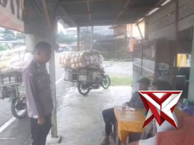 Personil Polsek STL Ulu Terawas
Berikan himbauan kepada orang tua untuk menasihati anaknya agar jang