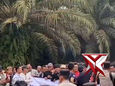 Aksi damai masyarakat Desa Tebing Suluh, Kecamatan Lempuing, Kabupaten Ogan Komering Ilir, terhadap