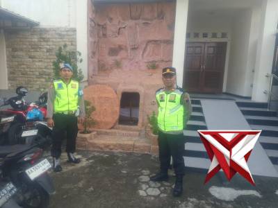 Pengamanan ibadah Jum'at Agung di wilayah hukum Polsek SRUWENG Polres Kebumen - PoliceTube