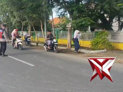 PENGATURAN ARUS LALU LINTAS DI DEPAN SEKOLAH SMPN GALIS - PoliceTube