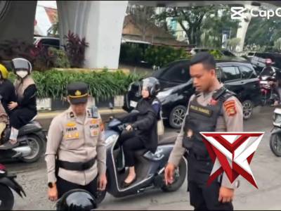 PEMBANTUAN TERHADAPA LAKA YANG TERJADI DI DEPAN MAKO MAPOLDA SUMSEL. - PoliceTube