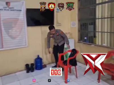 PETUGAS JAGA TAHANAN MERAPIKAN RUANG TAHANAN POLRES MUSI BANYUASIN ( SM13 )