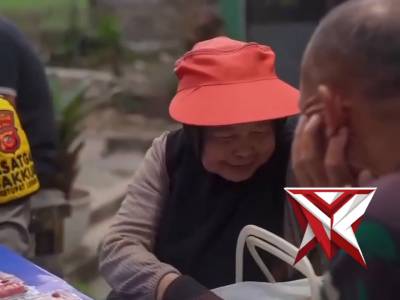 Sentuhan Humanis Kapolresta Bandung Borong Stoberi saat Cek Jalur Ciwidey.