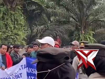 Aksi damai masyarakat Desa Tebing Suluh, Kecamatan Lempuing, Kabupaten Ogan Komering Ilir