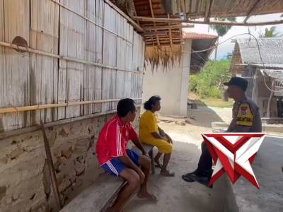 Bhabinkamtibmas desa purpura polsek kisar melaksanakan giat sambang ke rumah warga