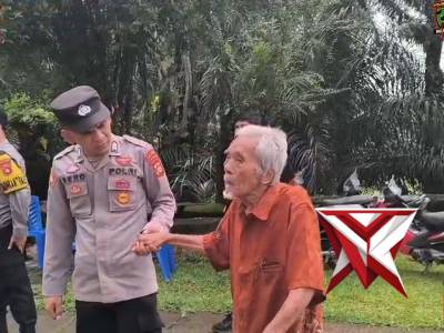 Aksi Humanis Personel Polres Musi Rawas Bantu Warga Sepuh Beribadah di Gereja