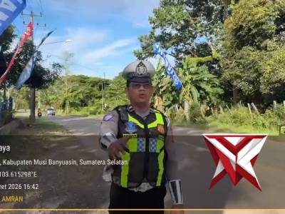 Himbauan kepada pemudik untuk hati hati karena banyak jalan berlobang.06