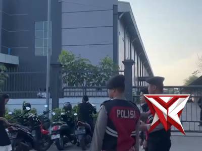 DITSAMAPTA POLDA KEPRI HADIR UNTUK MENJAGA DAN MENGAMANKAN PERAYAAN PERINGATAN JUMAT AGUNG DI GEREJA - PoliceTube