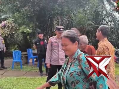 *title*

Aksi Humanis Personel Polres Musi Rawas Bantu Warga Sepuh Beribadah di Gereja