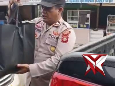 Pemeberinan sembako kepada masyarakat yang kurang mampu. 12 - PoliceTube