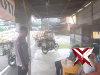 Personil Polsek STL Ulu Terawas
Berikan himbauan kepada orang tua untuk menasihati anaknya agar jang