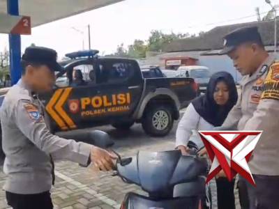 Bhabinkamtibmas Desa Dadapan respons cepat membantu pengendara motor yang mogok