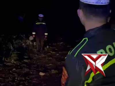 Polri hadir evakuasi pohon menutup jalan