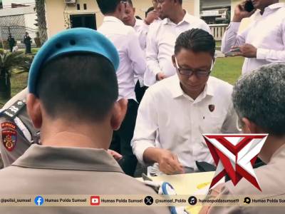 Kapolda Sumsel Pimpin Apel Pagi dan Pemeriksaan Senpi Personel di Mapolda Sumsel Palembang &ndash; Kapolda