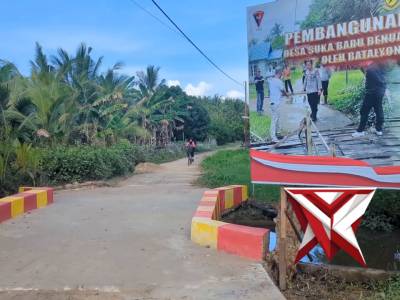 BRIMOB KALBAR MEMBANGUN ULANG JEMBATAN DISALAH SATU DESA DI PROVINSI KALBAR