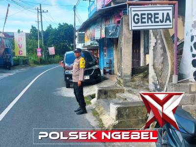 Anggota Polsek Ngebel Melaksanakan Pelayanan pengamanan kebaktian Gereja Bhatel Tarbanakel - PoliceTube