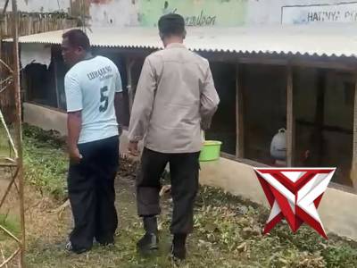 Anggota Polsek Jatiroto membantu masyarakat