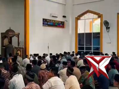 Kapolres Musi Rawas AKBP Agung Adhitya Prananta,S.H.,S.I.K.,M.H melaksanakan Shalat Jumat berjamaah