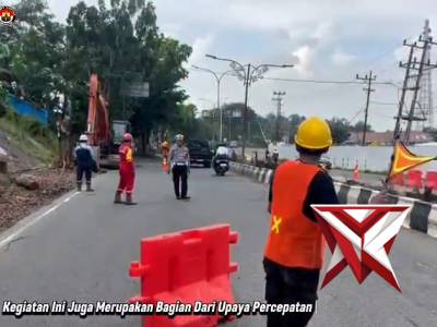 Pengaturan lalu lintas oleh personel Satlantas Polres Muara Enim