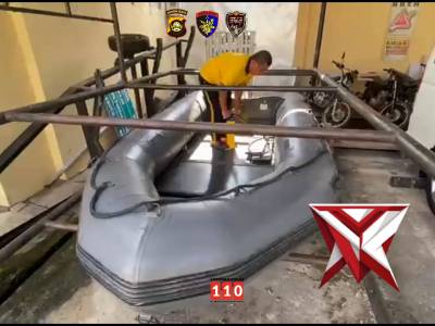 Pemeliharaan perahuu karet satpolairud Polres Muba..